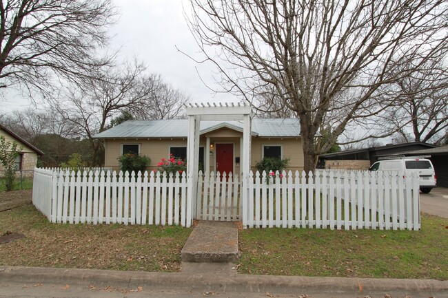 Quaint 3 Bedroom, 1 Bath Home in Brentwood... - Quaint 3 Bedroom, 1 Bath Home in Brentwood...