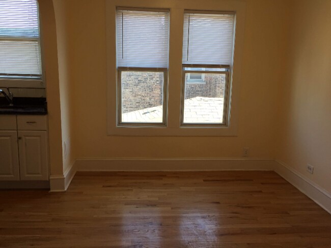 Photo - 832 W 34th Pl Unit 2