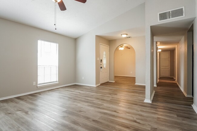 Photo - 1702 Clark Trail