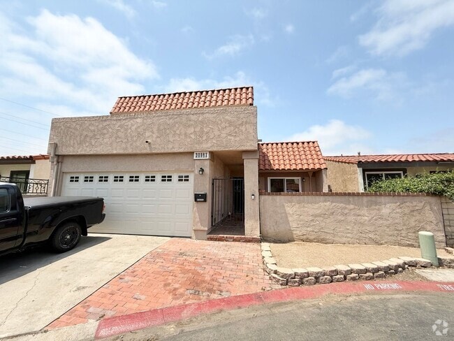 Building Photo - PET FRIENDLY - Charming 4-Bedroom Home in ...