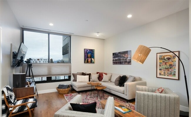 Building Photo - 5 W Mendenhall St Rental