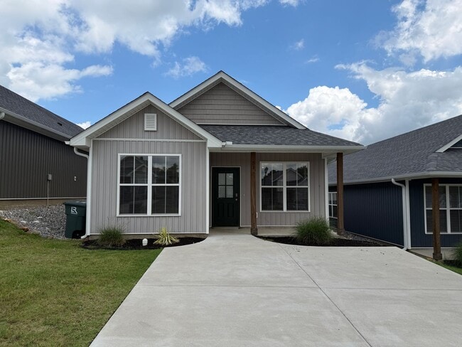 Building Photo - 3 Bed 3 Bath Home