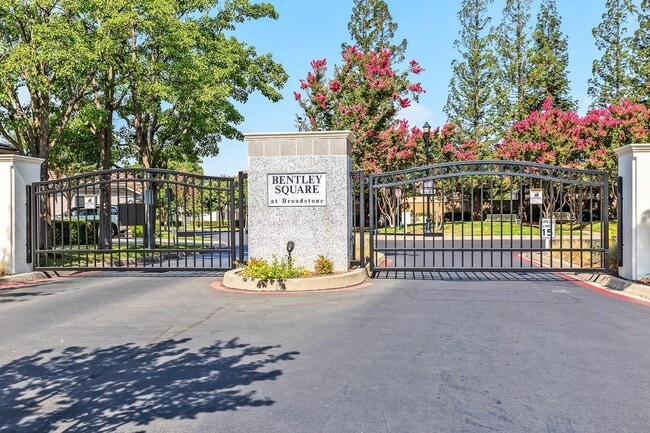 Photo - Bright 3 bedroom, 2 bath in Gated Community of Bentley Square!