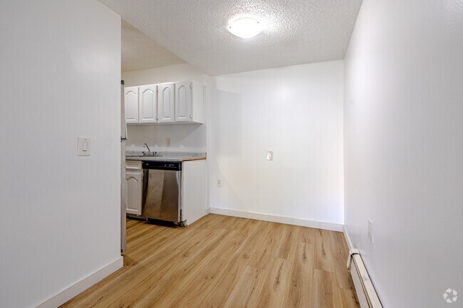 1BR, 1BA - 630 SF - Cuisine - Applewood Village