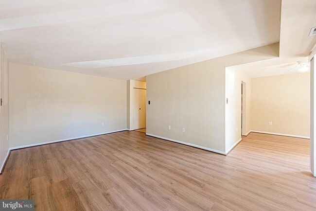 Building Photo - 9728 Kingsbridge Dr Unit 101