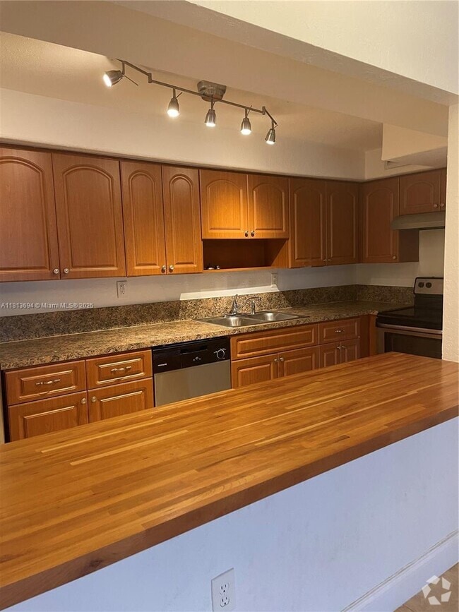 Building Photo - 7907 SW 104th St Unit 203H Rental