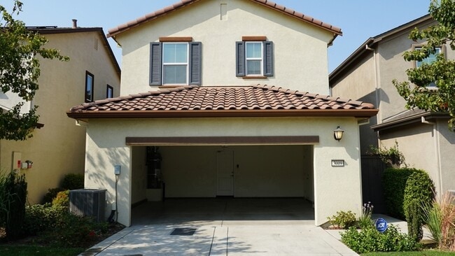 Building Photo - Beautiful two story home in Roseville!