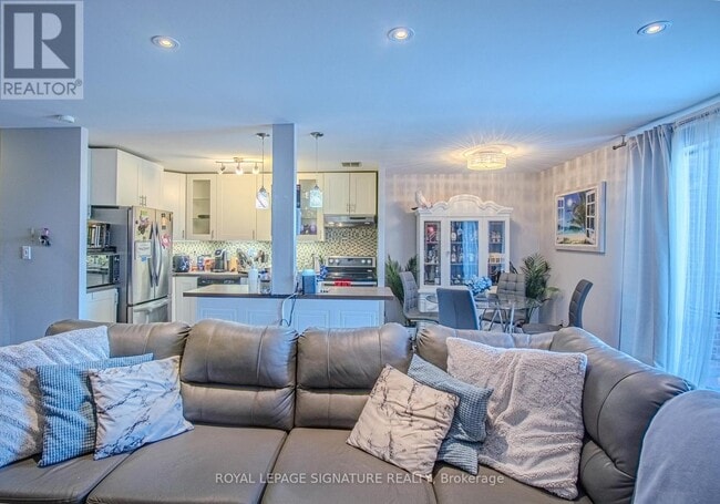 Photo - 3025 The Credit Woodlands