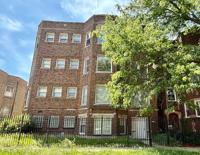 Building Photo - 7722 S Cornell Ave Unit 1W