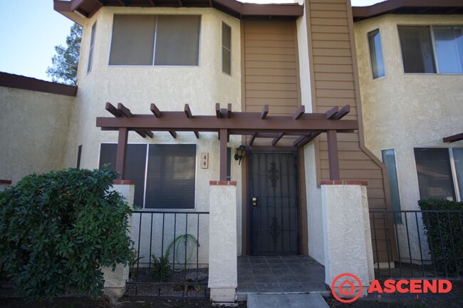 Stunning Townhome in Southwest Bakersfield! - Stunning Townhome in Southwest Bakersfield!