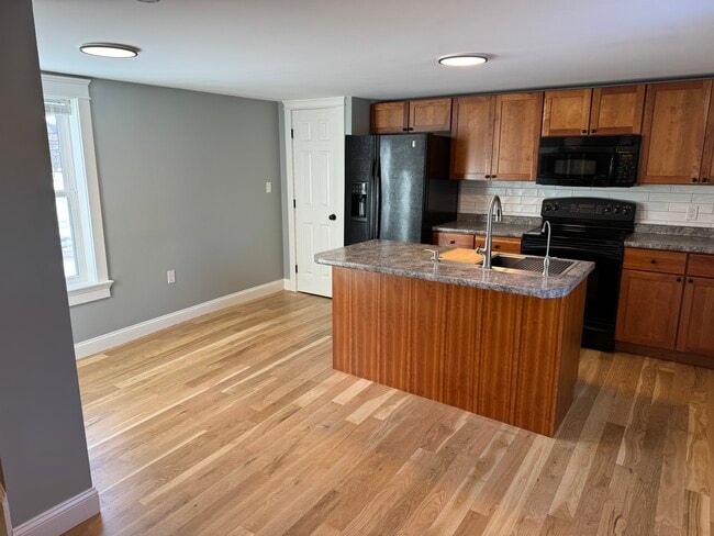 Building Photo - 9 Winnicutt Rd Unit 9B