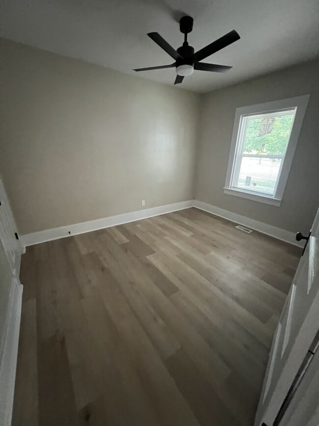 Photo - 728 Custer St