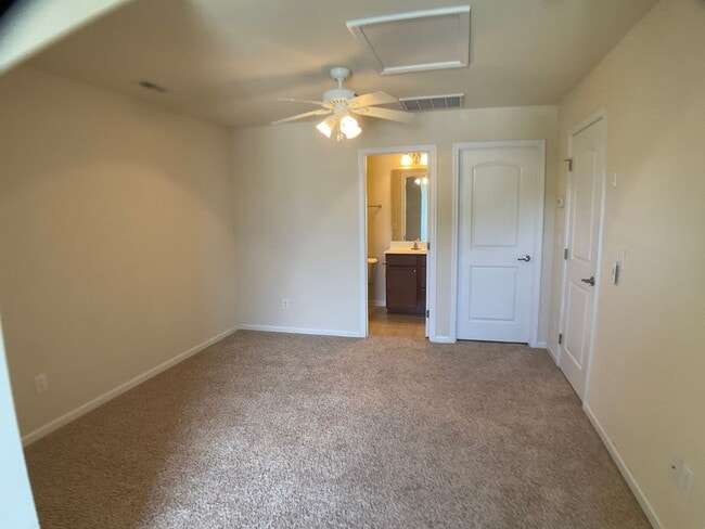 Building Photo - Spacious 2 bed, 2.5 bath with Loft in Thom...