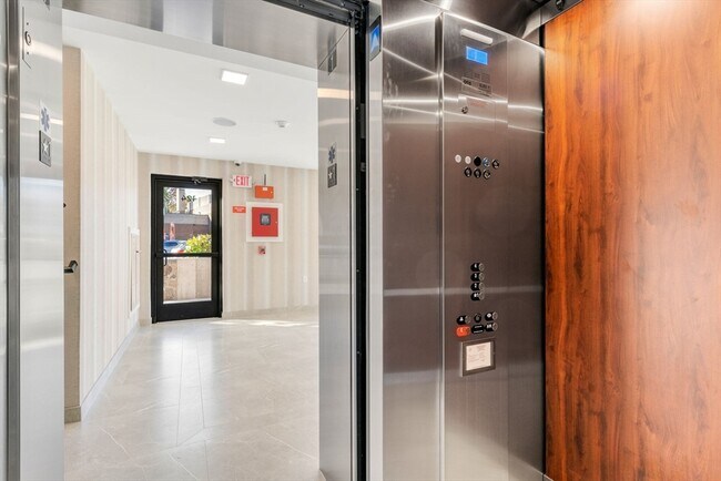 Photo - 124 Warren St Unidad 202