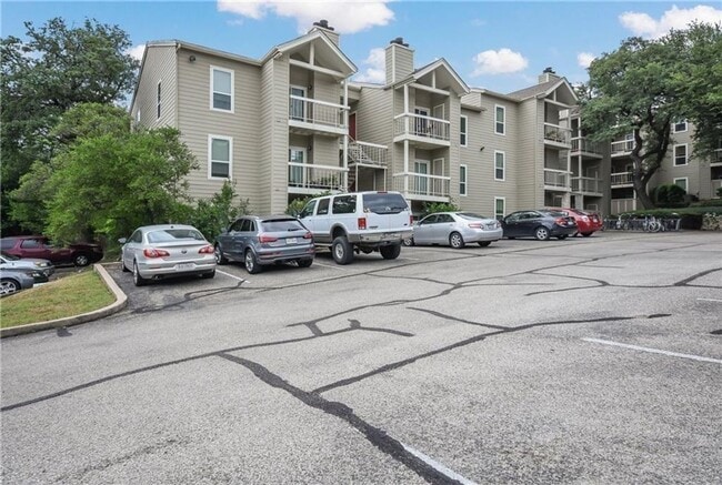 Building Photo - Hyde Park Oaks 204 Unit Hyde Park Oaks