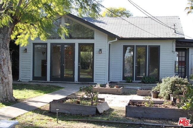 Building Photo - 2335 Silver Ridge Ave