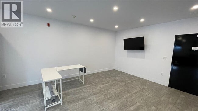 Photo - 284 James St N Unité 3