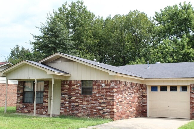 Building Photo - 3-bedroom house close to tech!