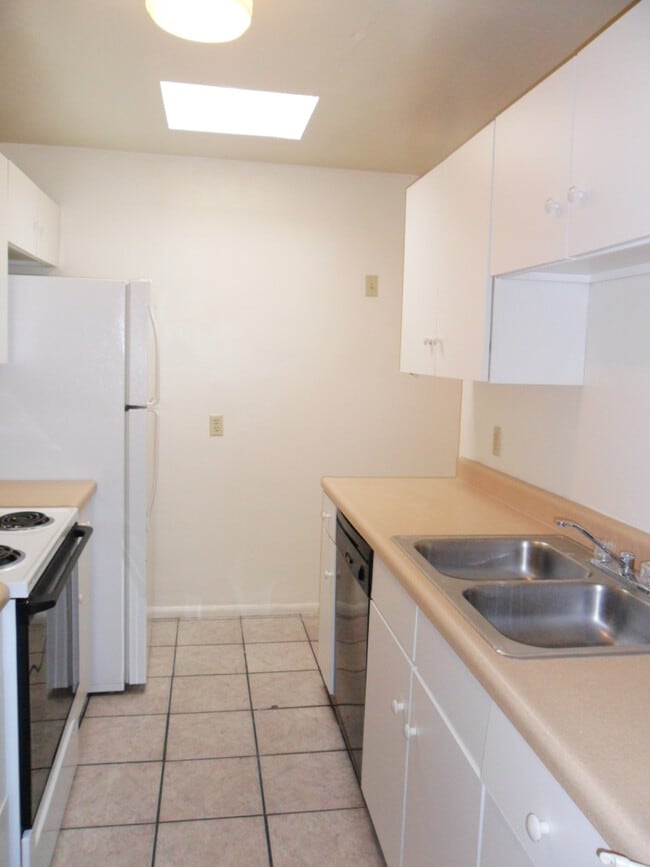 Photo - 1422 E Lee St Unit #1  - 5 bedroom 3 bath