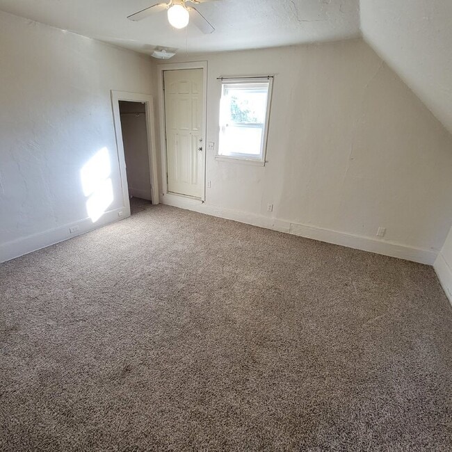 Photo - 2220 E Walnut St Unit Apt 3