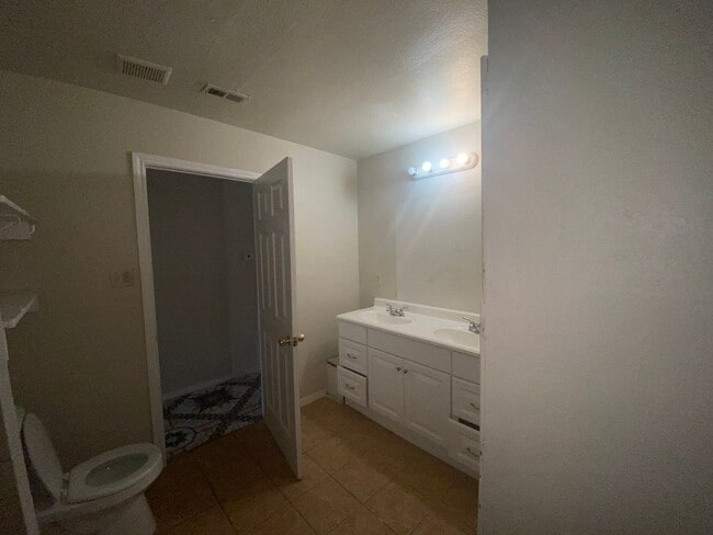 Building Photo - Near Downtown and PORT SA, BOEING CENTER T... Rental