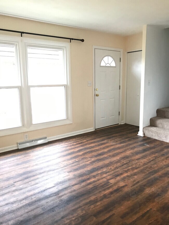 Living Room - 316 Sheridan Dr