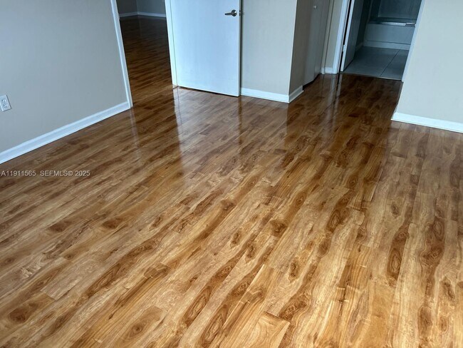 Photo - 18800 NE 29th Ave Unidad 913