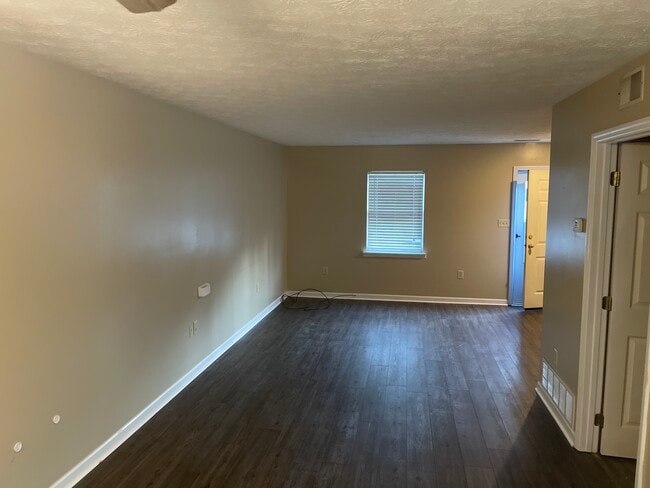 Building Photo - 308 W 8th St Rental