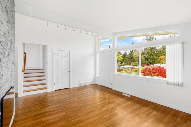 Photo - Beautiful 4 bed, 2 bath trilevel in Lake Hills!