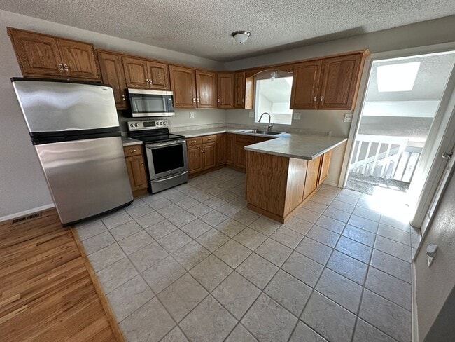 Photo - 3 BEDROOM, 2 BATHROOM SINGLE FAMILY HOME LOCATED CLOSE TO PETERSON AFB, SCHRIEVER AFB & FORT CARS...