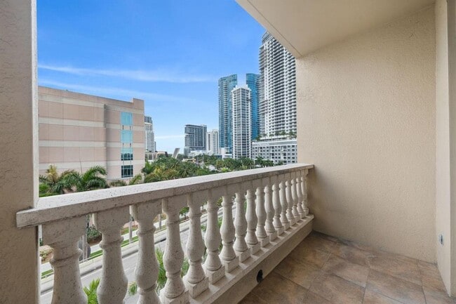 Photo - 511 SE 5 Ave Unidad 615