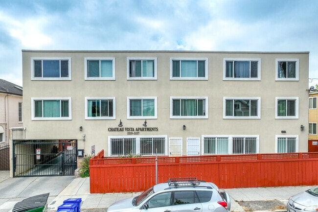 Building Front - Chateau Vista Apartments