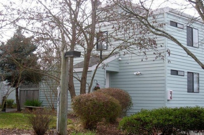 Building Photo - Coming Soon! 2 bed 2 bath Windsor Townhouse!