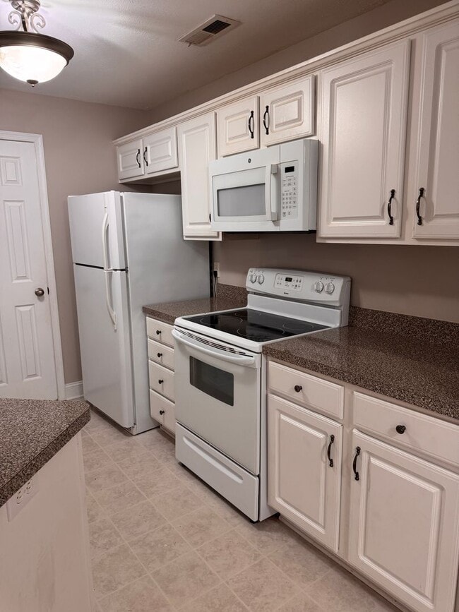 Photo - 3 Bedroom || 2 Bathroom Main Level Apartme...