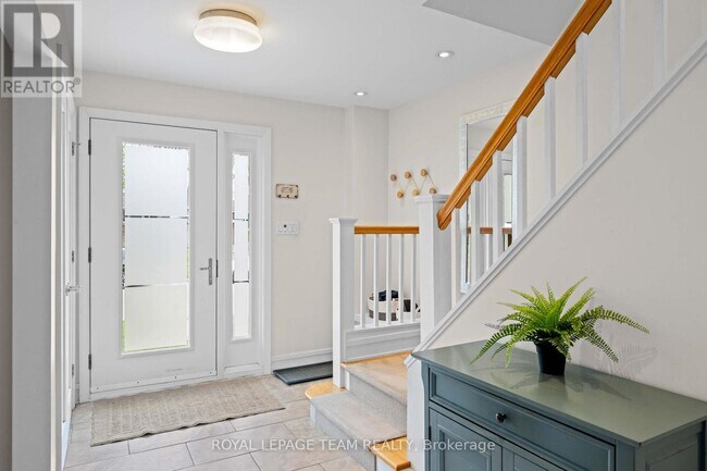 Photo - 2064 Neepawa Ave