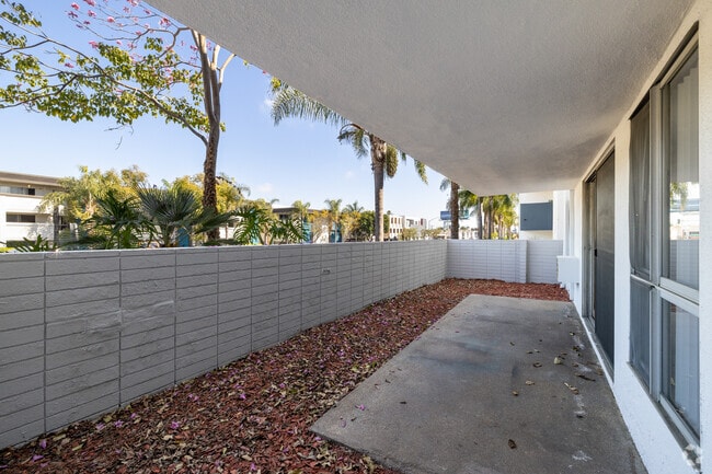 2BR, 2BA - 1,000SF - Patio - Bay Apartments