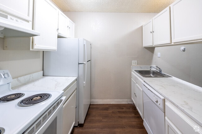 1BR, 1BA - 528SF - Kitchen