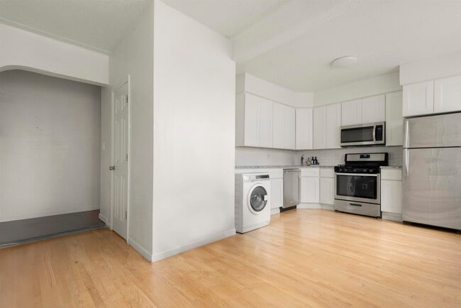 Building Photo - 76 Romaine Ave Unit 1F Rental