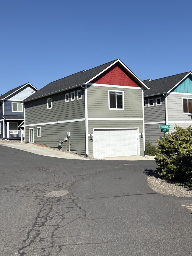 1006 Pendulum Ln