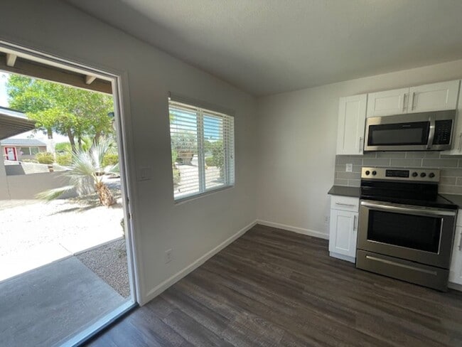 Photo - South Scottsdale Studio Casita w/ Private Patio | 4 Weeks Free | Remodeled Quartz & Stainless Kit... Unidad 8615 #A