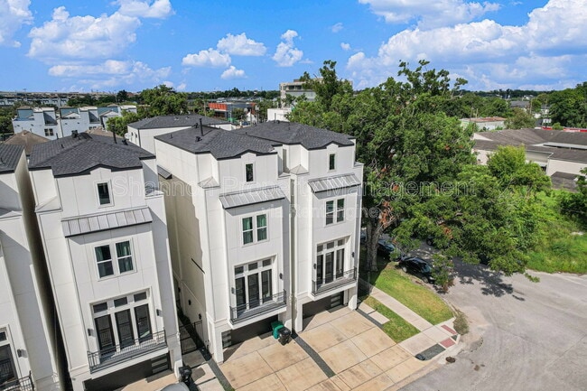 Photo - 2221 Francis St