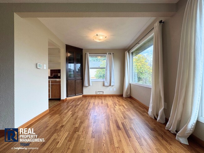 Photo - Spacious 5-Bedroom Home in Desirable North Tacoma Near Proctor & Ruston!!