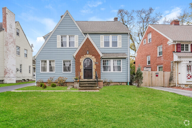 Building Photo - Cozy and Bright 3-Bedroom Home