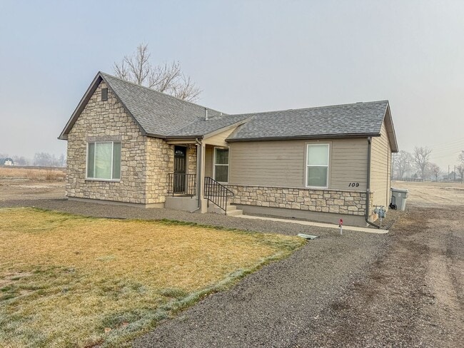 Building Photo - Cozy Single-Family Home with large yard in Caldwell