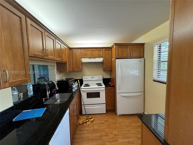 Building Photo - 10855 SW 112th St Unit 316