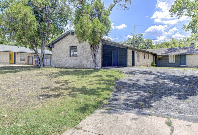 Building Photo - 5703 Gloucester Ln Unit - A