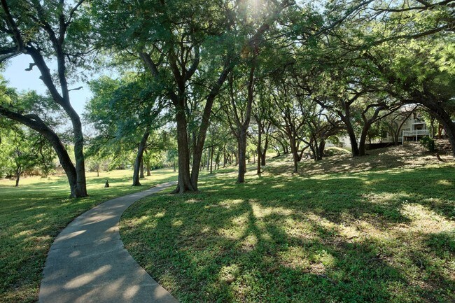 Pista para correr - Z-12272023-River Crossing Townhomes