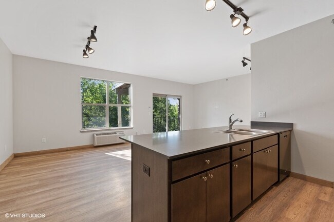 Photo - Silvertip Quarters