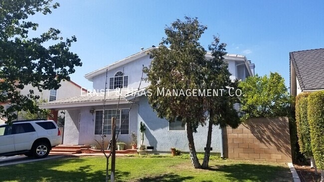 Building Photo - 4723 Blackthorne Ave