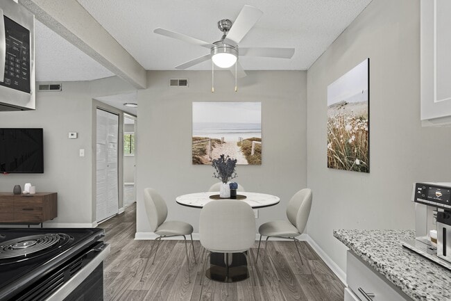 2BR, 2BA - 824SF